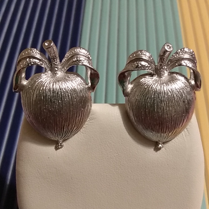 Vtg Sarah Coventry Silver Apple Earrings 14$